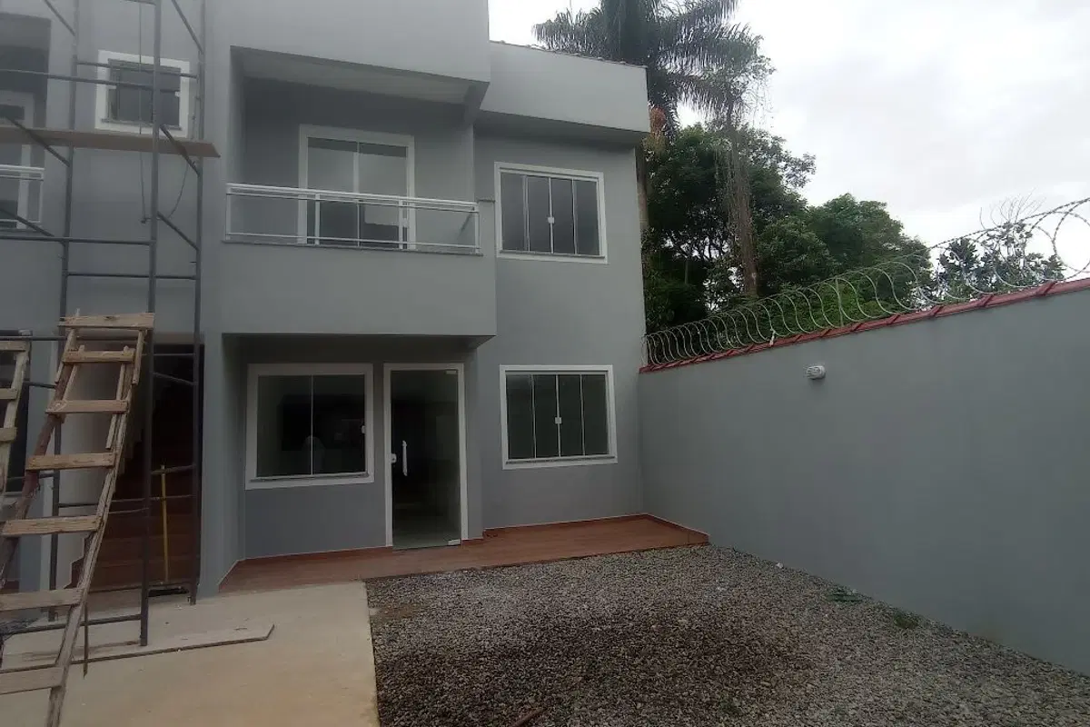 Casa em condomínio fechado à venda no Carmari com 2 quartos