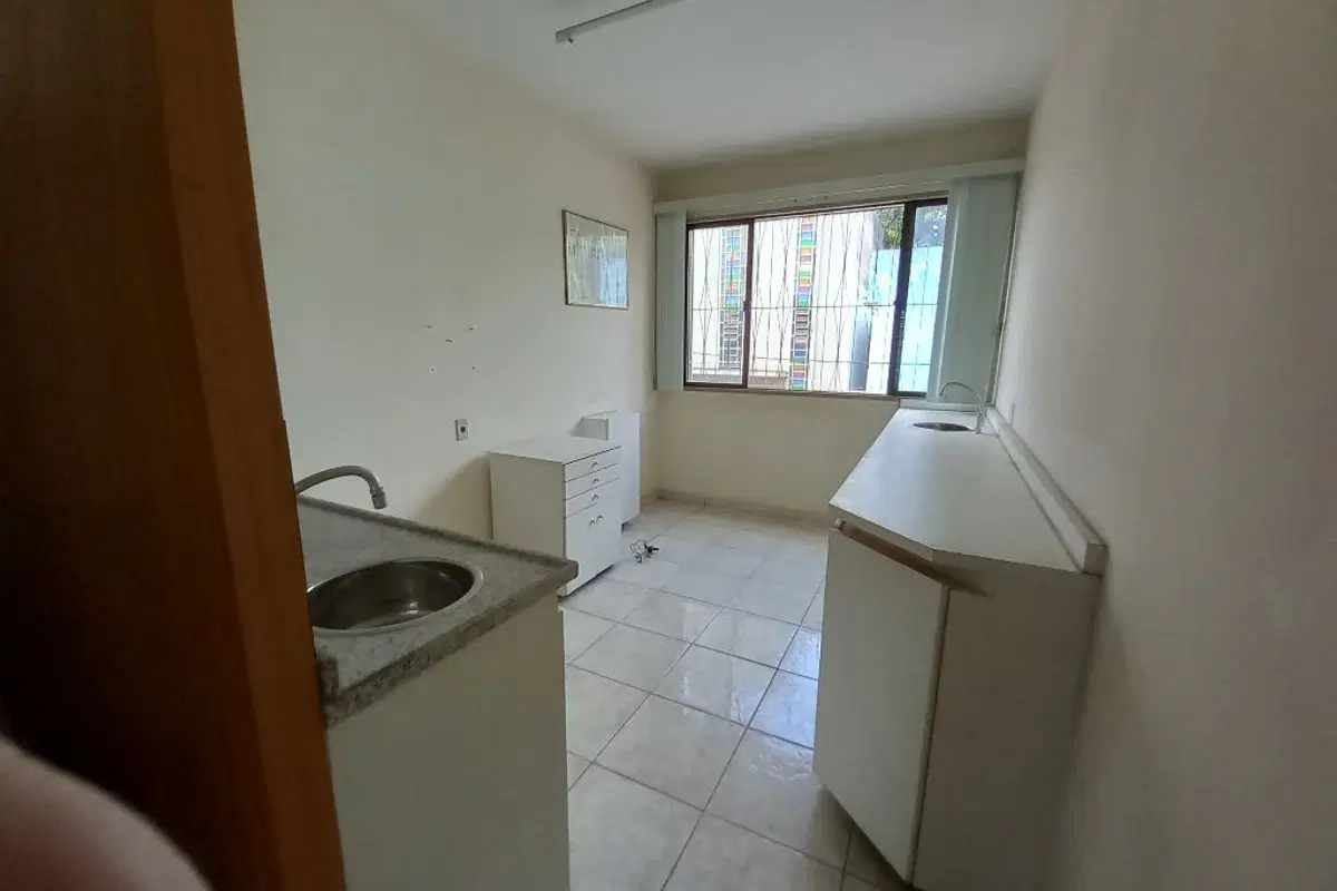 Casa comercial à venda no Miguel Couto com 4 salas